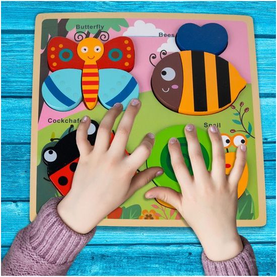 Dřevěná ukládačka s bedrunkou a motýlkem