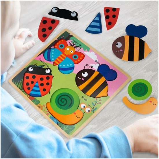 Dřevěná ukládačka s bedrunkou a motýlkem