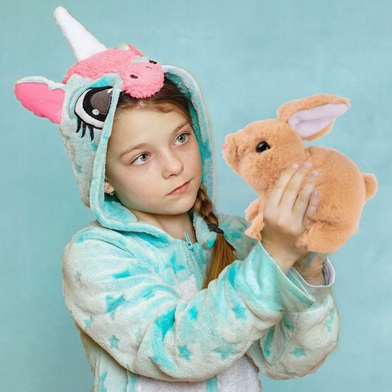 Interaktivní plyšový králíček v přepravce Plush Pet - hnědý