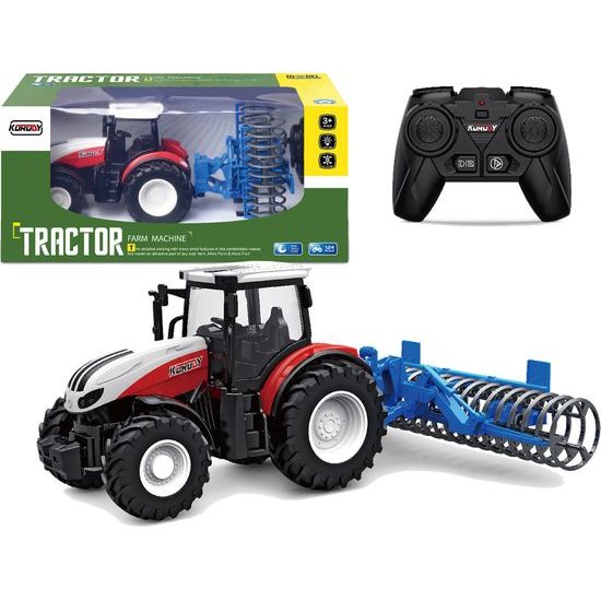 Traktor s modrým válcem na dálkové ovládání