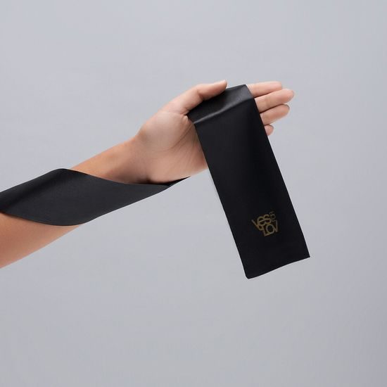 YESforLOV črna satenska preveza za oči