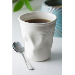 Zmačkaný hrnek - Porcelánový vtip