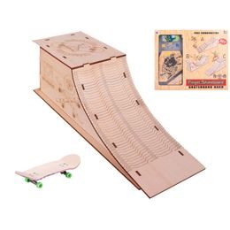 Skateboard 10cm kov s dřevěnou rampou v krabičce