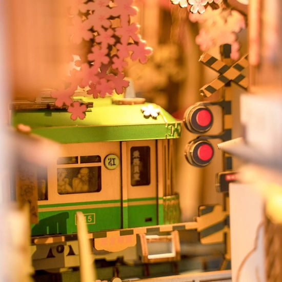 RoboTime 3D skládačka Zarážka na knihy Miniatura domečku Sakurová ulička
