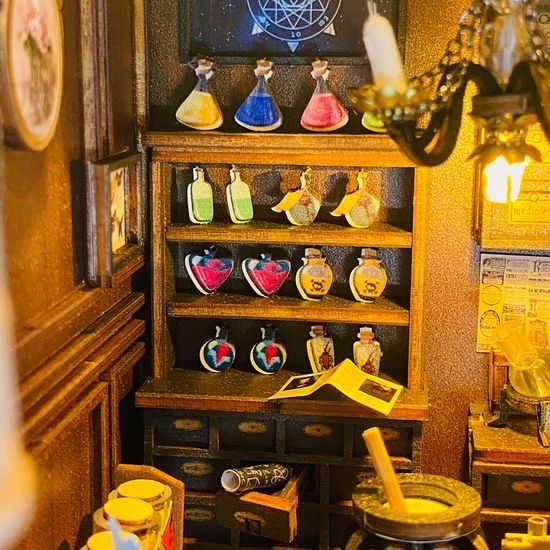 2Kids Toys 3D skládačka Zarážka na knihy miniatura domečku Domek kouzelnice Miry