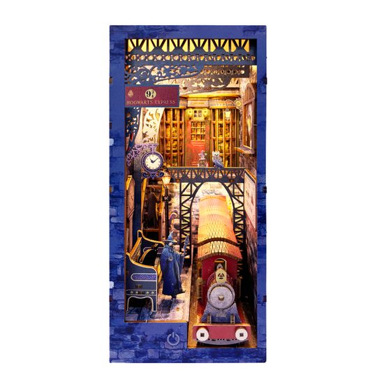 2Kids Toys 3D skládačka Zarážka na knihy Miniatura domečku Magické nádraží