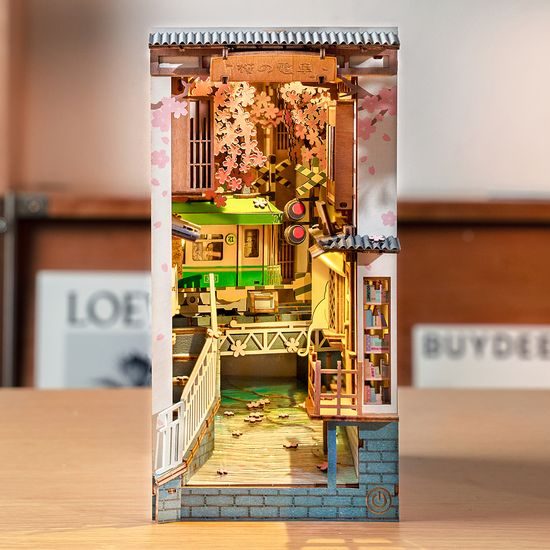 RoboTime 3D skládačka Zarážka na knihy Miniatura domečku Sakurová ulička