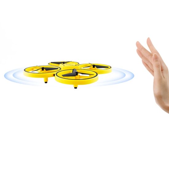 Dron ovládaný pohybem ruky