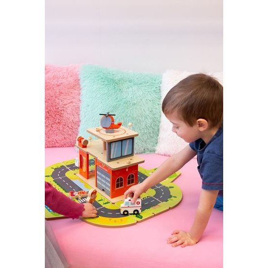 2Kids Toys Dřevěná stanice Hasiči 2 v 1