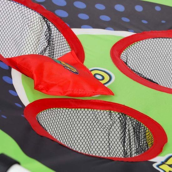 Hod na cíl pomocí dovednostní hry Bag Darts