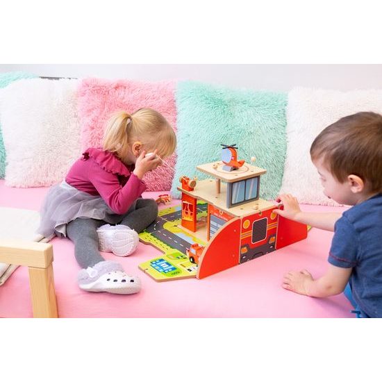 2Kids Toys Dřevěná stanice Hasiči 2 v 1