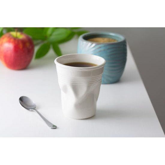 Zmačkaný hrnek - Porcelánový vtip