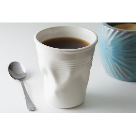 Zmačkaný hrnek - Porcelánový vtip
