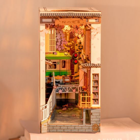 RoboTime 3D skládačka Zarážka na knihy Miniatura domečku Sakurová ulička