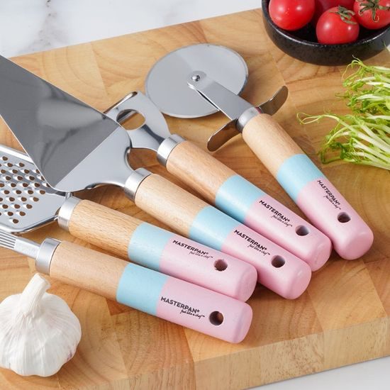 Kráječ na pizzu s dřevěnou rukojetí – růžovo-modrý