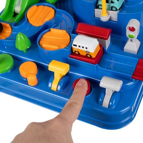 Auto překážková dráha s pohyblivými prvky