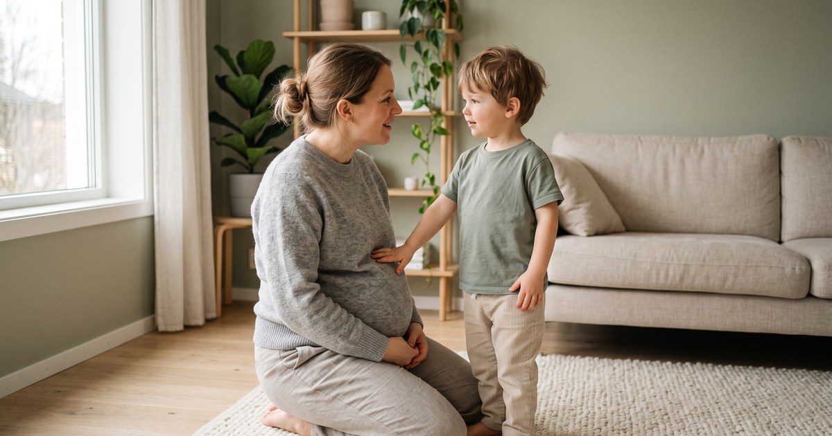 Těhotná máma vysvětluje malému synovi, že bude mít sourozence
