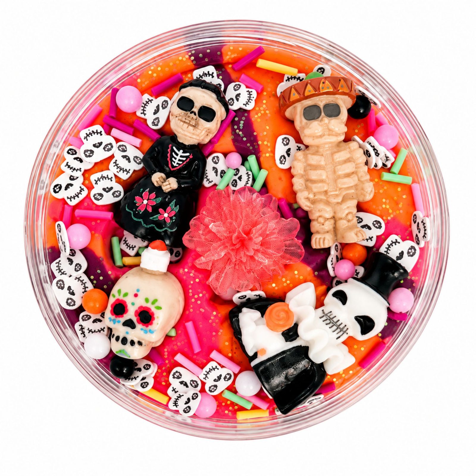 Mamolína Dia de los Muertos s barevnou modelínou, figurkami kostlivců a konfetami, pohled shora