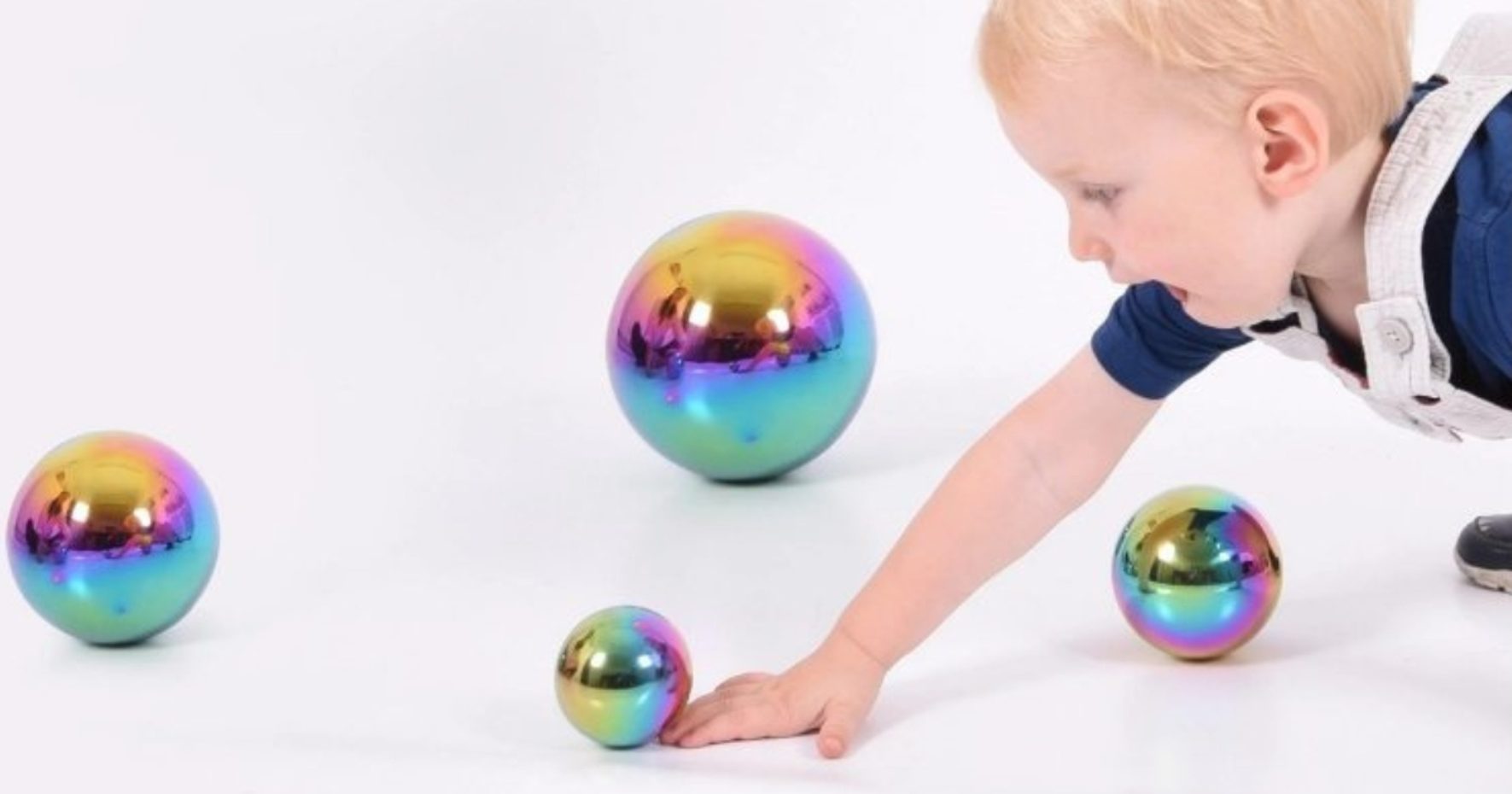 7 tipů, jak zabavit roční dítě doma: reflexní koule