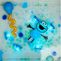 COOKIE MOSTER Figurka Glo Pals + 2 svítící kostky do vody