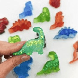 Velký dinosaurus z pryskyřice
