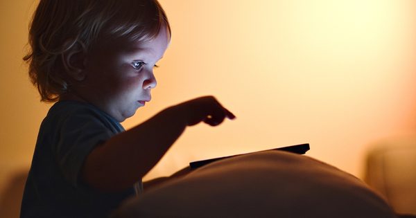 Čas u obrazovky podle věku: Praktická tabulka pro rodiče