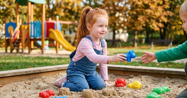 Stydlivé dítě na hřišti: jak ho podpořit bez nucení