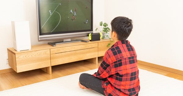 Od kdy nechat dítě koukat na televizi?