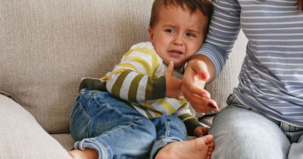 Záchvaty vzteku u batolat: Jak je řešit s respektem a nezbláznit se (dle expertů)