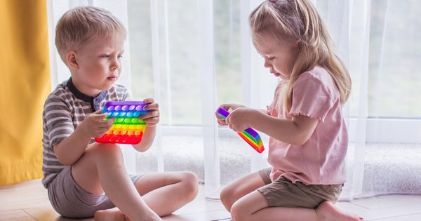Moje dítě nechce půjčovat hračky: Jak naučit děti sdílet a nezbláznit se u toho