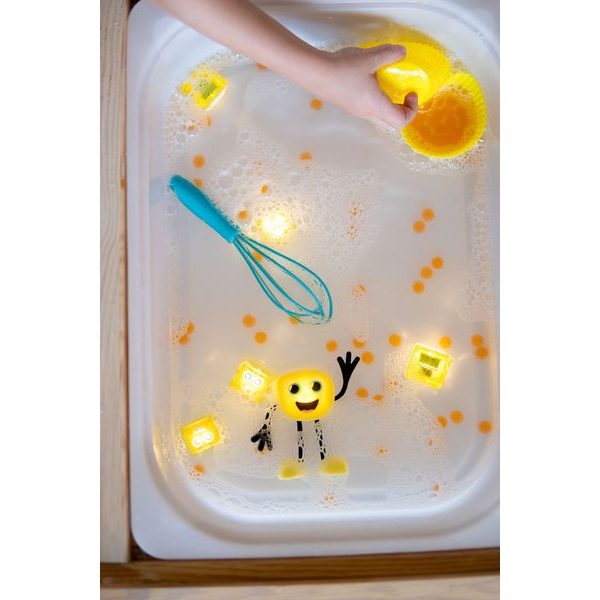 Smyslové svítící kostky Glo Pals 4 ks žluté ALEX