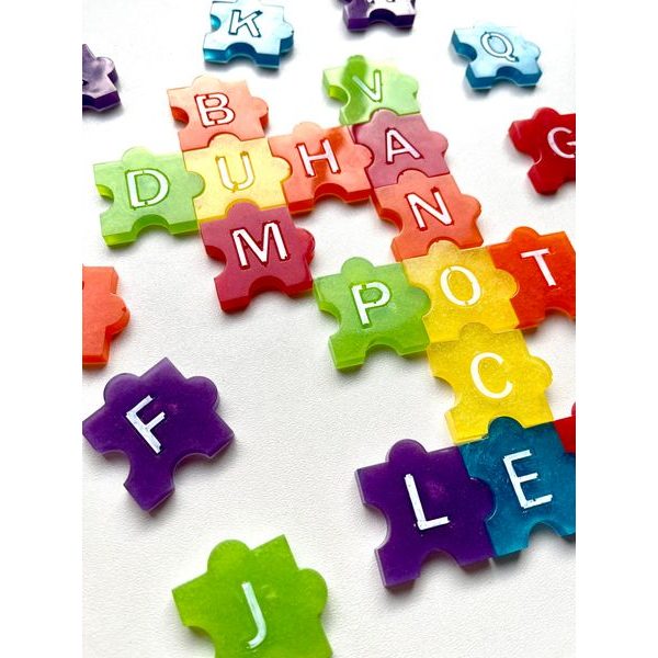 Pryskyřicové puzzle s písmeny abecedy