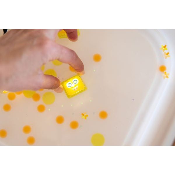 Smyslové svítící kostky Glo Pals 4 ks žluté ALEX