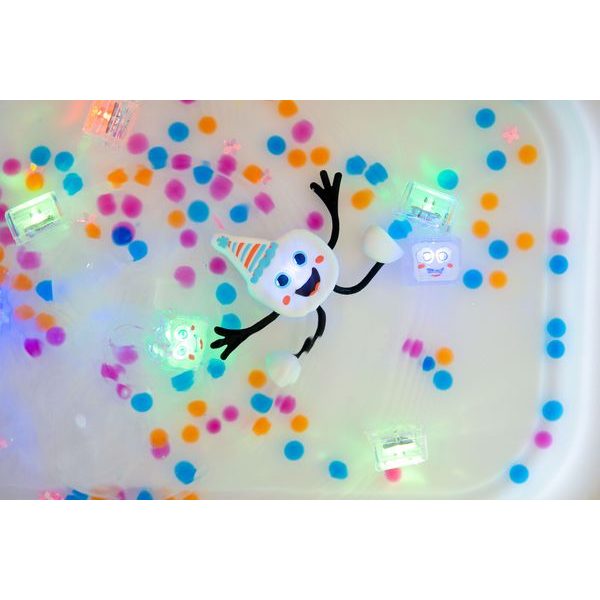 PARTY PAL Figurka Glo Pals + 2 svítící kostky do vody