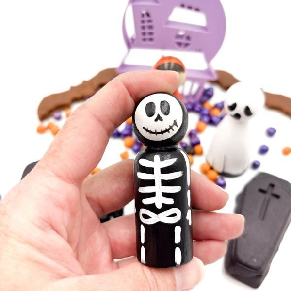 Ručně malovaná halloweenská figurka