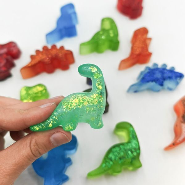 Velký dinosaurus z pryskyřice