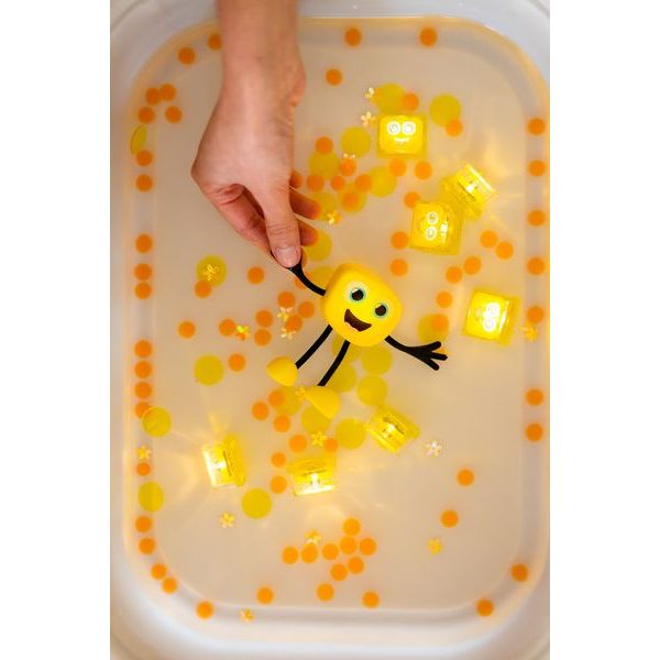 Smyslové svítící kostky Glo Pals 4 ks žluté ALEX