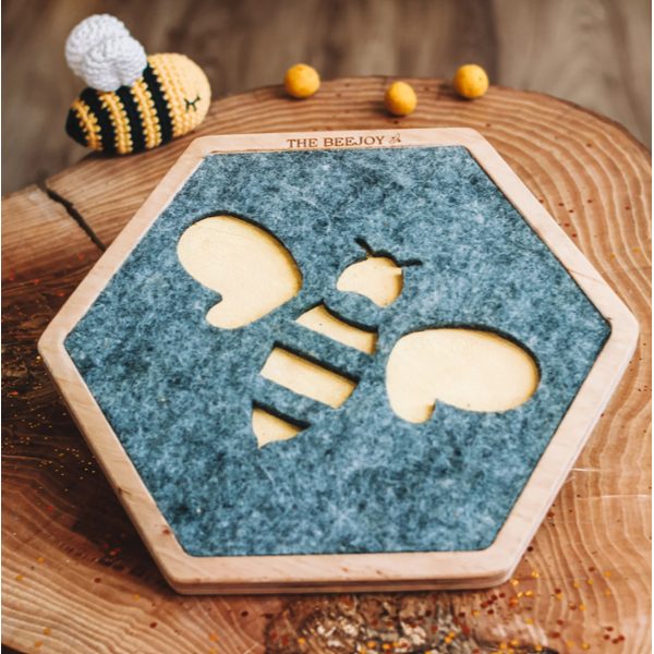 Velká senzorická deska The Beejoy "Plstěná včela"