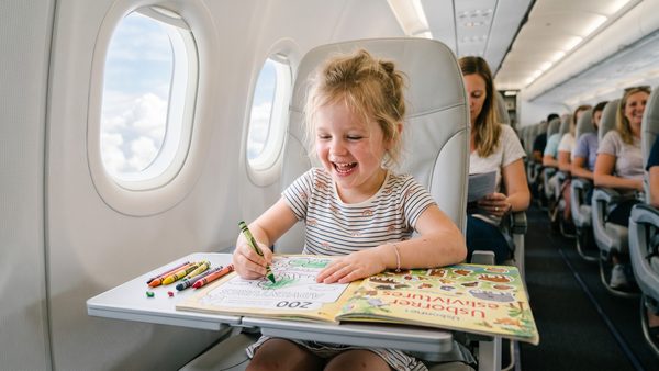 15 tipů, jak zabavit tříleté dítě v letadle: aktivity i hry, co zabaví