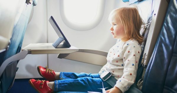 12 tipů, jak zabavit dvouleté dítě v letadle