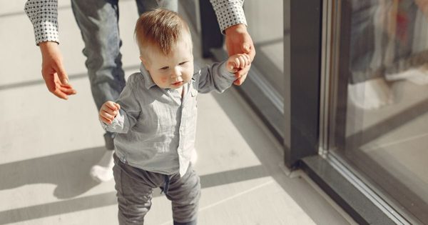 Kdy začne dítě chodit? Jak dlouho to trvá od stání k prvním krůčkům