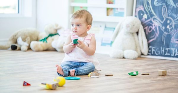 Od kdy si začne hrát dítě samo + tipy, jak ho podpořit