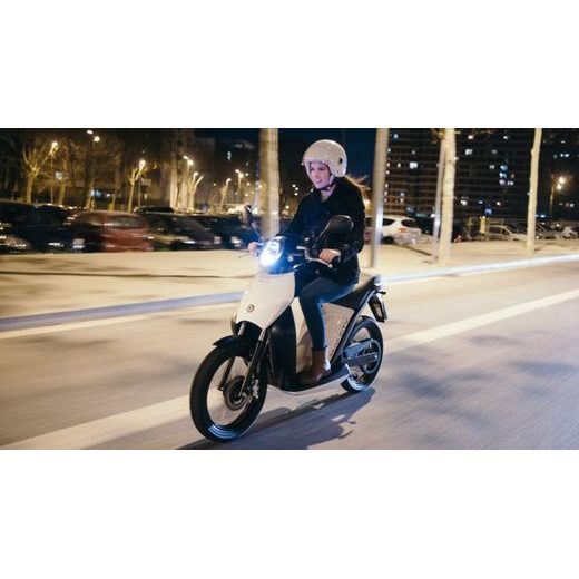 Electric scooter TORROT MUVI L3E Executive bela