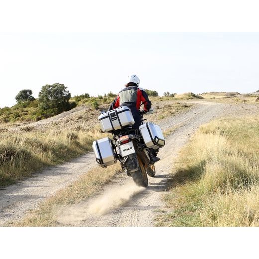 Komplet aluminijastih kovčkov z nosilci in ploščo SHAD TERRA, 48L zadnji kovček in 36L/47L stranski kovčki SHAD BMW F 650 GS / F 700 GS/ F 800 GS (2008 - 2018)